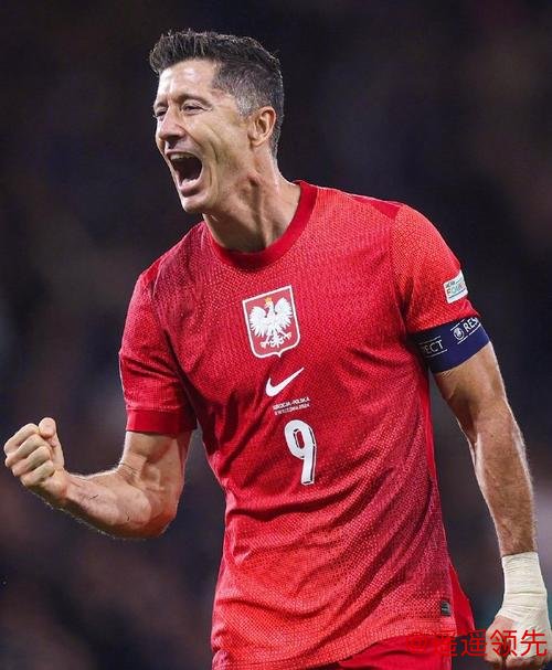 德国杯-莱万两球穆勒传射建功 拜仁险胜进八强